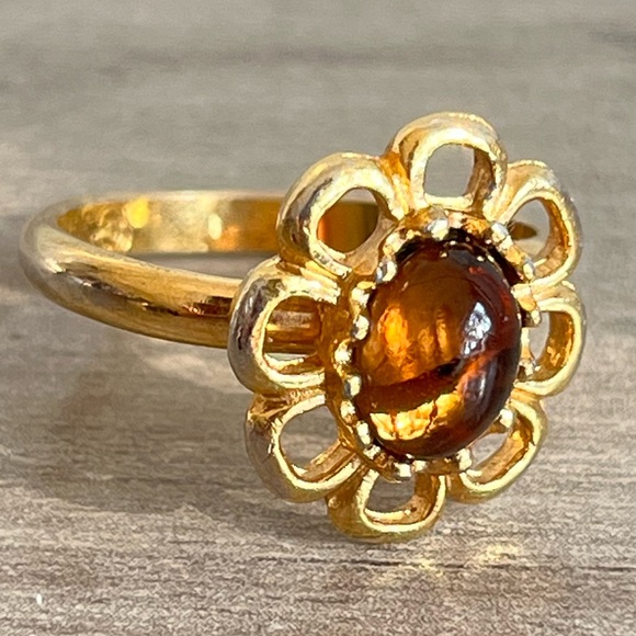 Vintage Sarah Coventry Adjustable Gold Toned Flower and Amber Center Ring - Picture 1 of 10